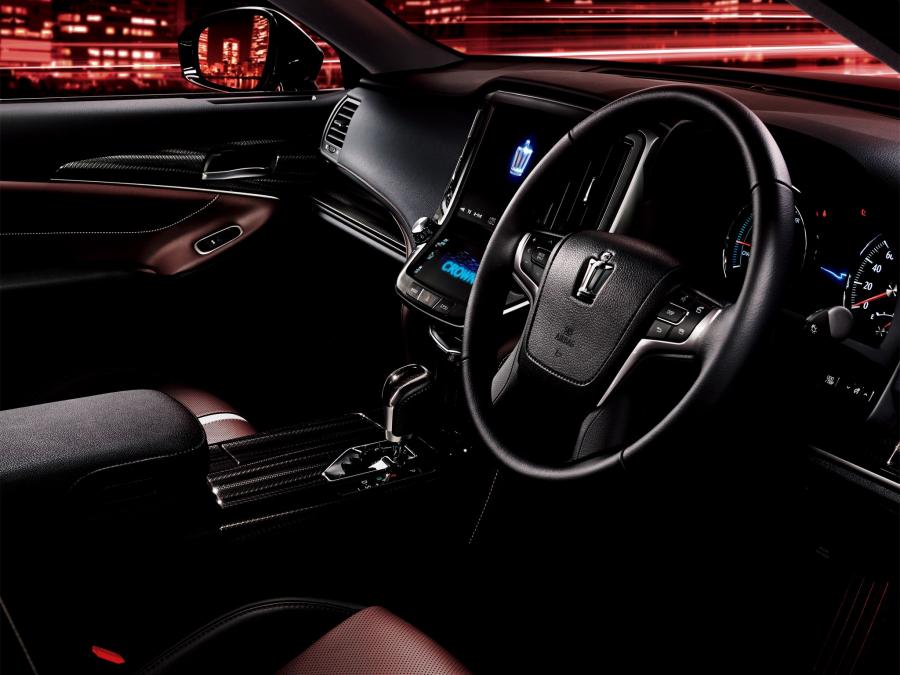 Интерьер Toyota Crown Hybrid Athlete Black Style (S210) 2014 года  (фото 4 из 4)